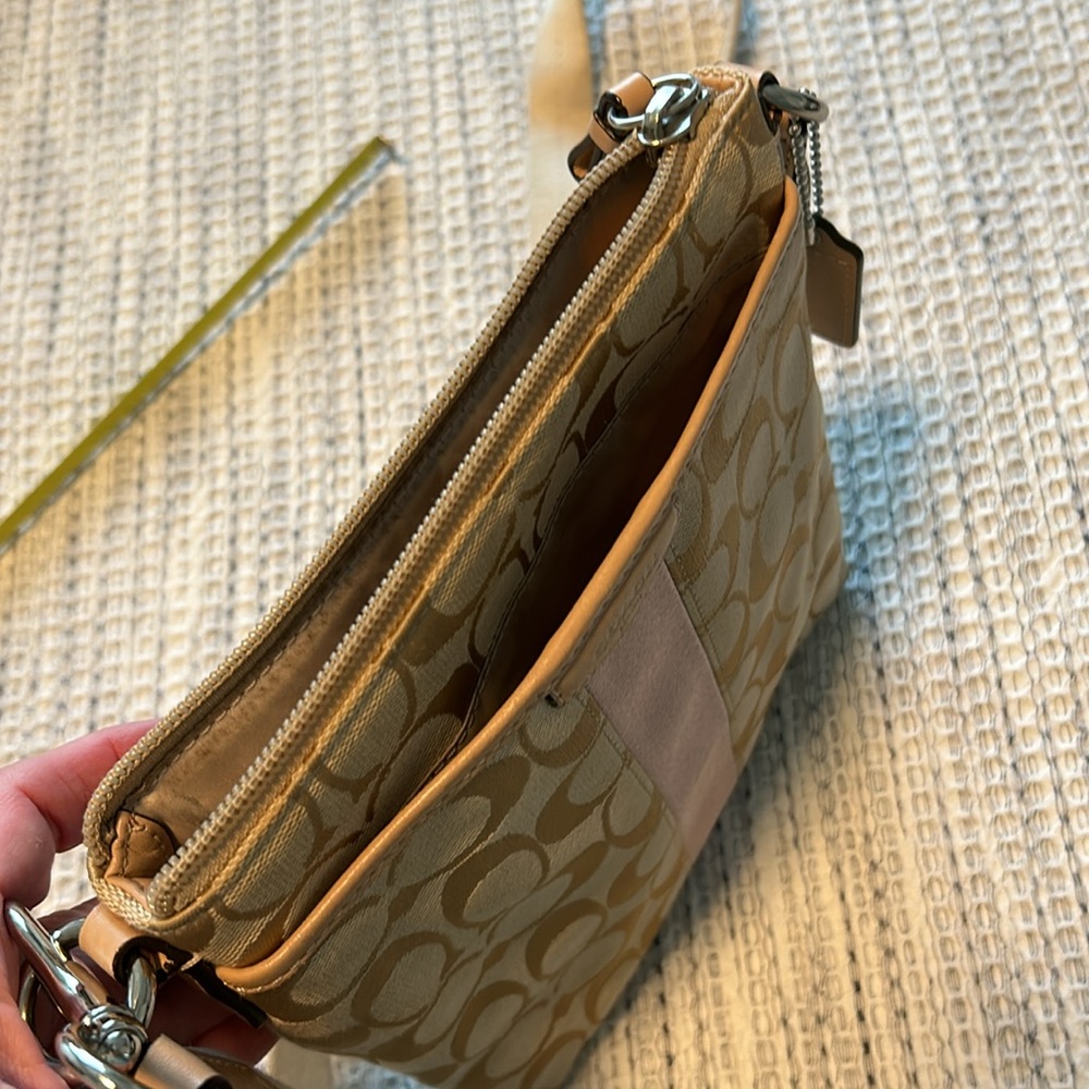 Small vintage Coach crossbody. - Picture 5 of 10